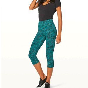 Lululemon in Movement Crop 19” Size 2